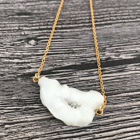 Gorgeous raw Stone Necklace - Picture 3 of 6